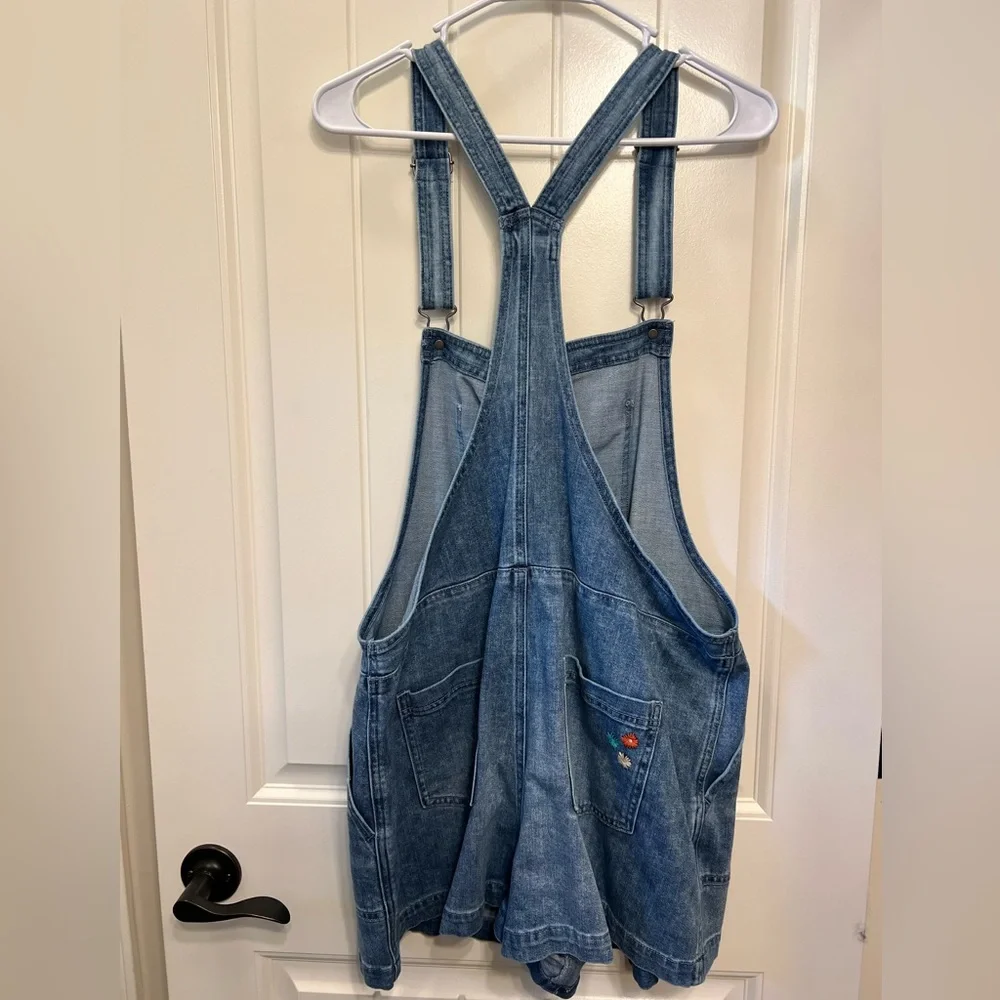 Aerie shortalls size XL with flower detail on rear pocket - Picture 2 of 7